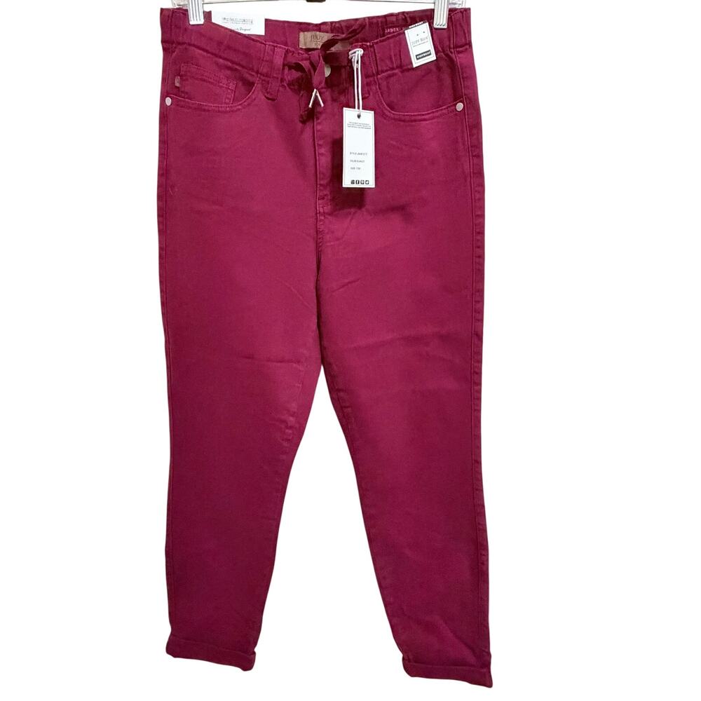 Judy Blues Size 7/28 New with tag
14’” waist but has elastic for more stretch